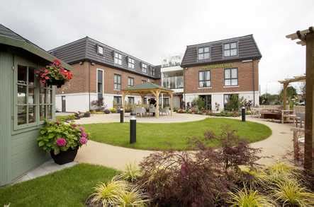 Hollywood Rest Home Care Home Grays Rm17 5Uj