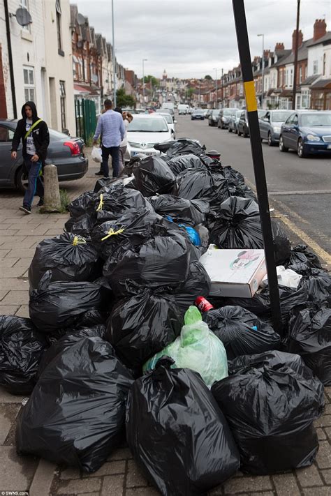 Muslim Volunteers Clean Rubbish Filled Birmingham Streets Daily Mail